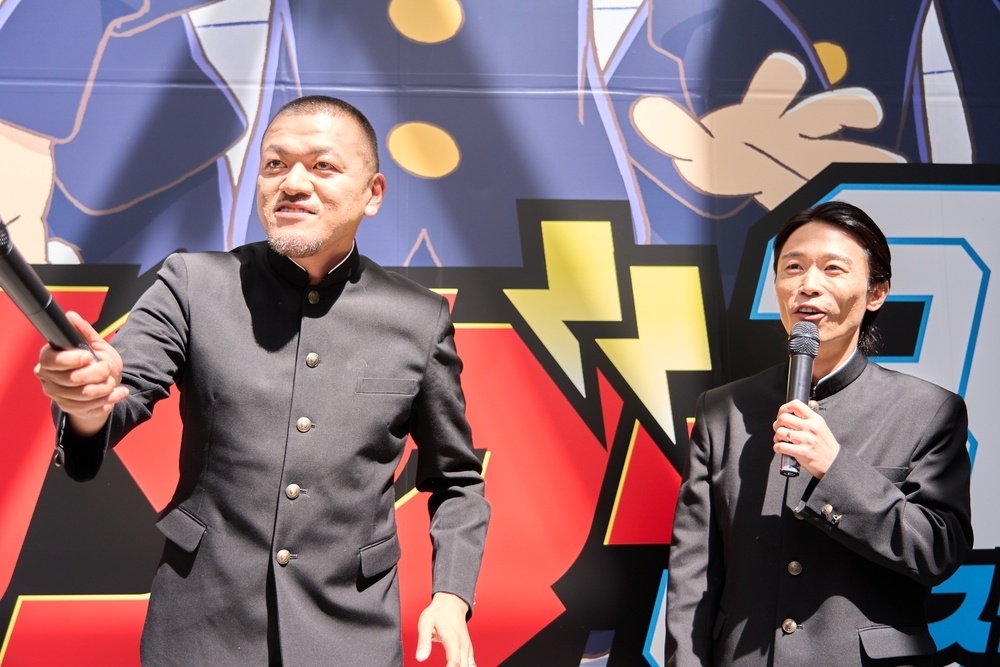 渋谷に謎の学ラン集団！　お笑い芸人・カミナリの先導のもと、街中でふたばを大捜索？　アニメ『サンダー３』放送開始を記念した大規模企画をレポート-4