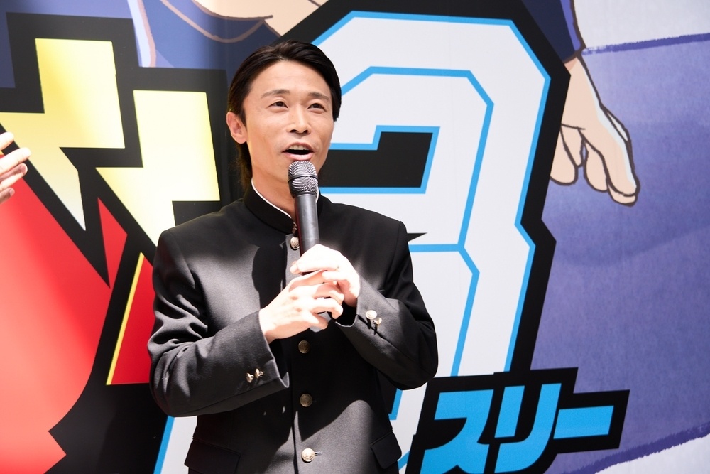 渋谷に謎の学ラン集団！　お笑い芸人・カミナリの先導のもと、街中でふたばを大捜索？　アニメ『サンダー３』放送開始を記念した大規模企画をレポート-6