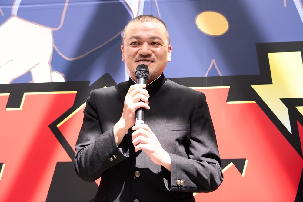 渋谷に謎の学ラン集団！　お笑い芸人・カミナリの先導のもと、街中でふたばを大捜索？　アニメ『サンダー３』放送開始を記念した大規模企画をレポート-5