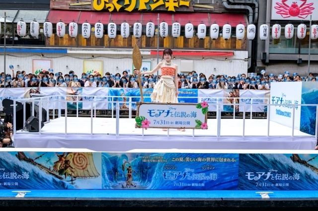 「実写映画『モアナと伝説の海』公開記念 モア夏歌唱お披露目イベントin大阪 道頓堀」の公式レポートが到着！　TSUZUMIさん（ME:I）が道頓堀の船上で劇中歌を生歌唱-5