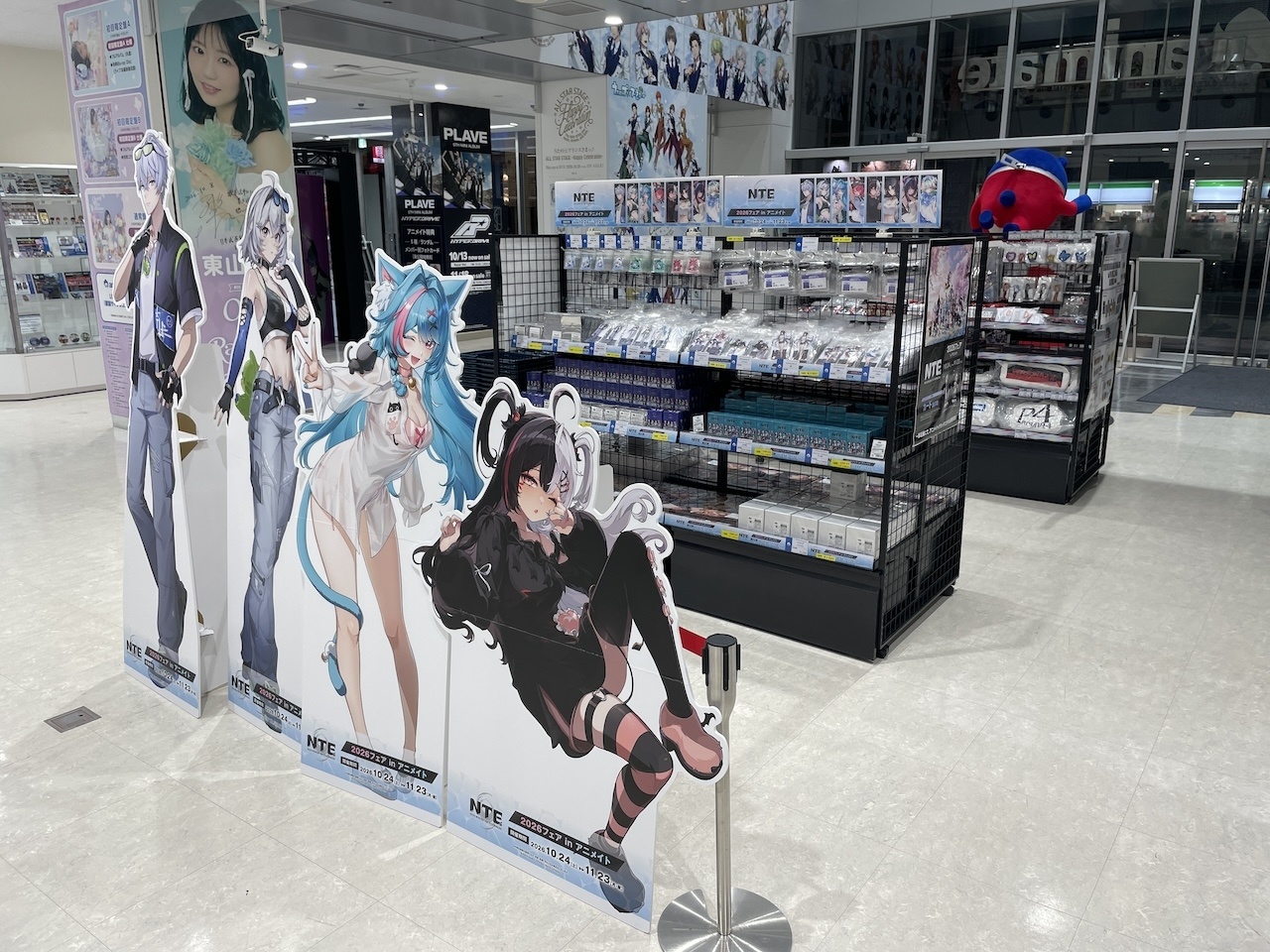 「『NTE』2026フェア in アニメイト」開催を記念してアニメイト一部店舗がヘテロシティになっちゃった!? スタンディパネル展示やガラス面装飾などに注目 【フォトレポート】-25