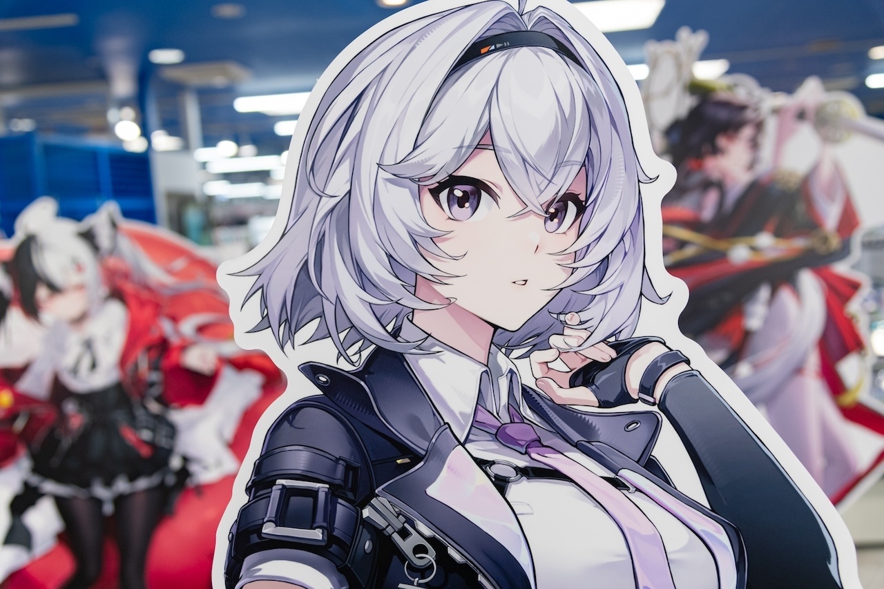 「『NTE』2026フェア in アニメイト」開催を記念してアニメイト一部店舗がヘテロシティになっちゃった!? スタンディパネル展示やガラス面装飾などに注目 【フォトレポート】-3