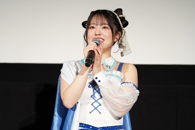 『劇場版 前橋ウィッチーズ～魔女見習いのエモエモリーズ～』公開記念舞台挨拶を実施！　春日さくらさん・咲川ひなのさん・本村玲奈さん・三波春香さん・百瀬帆南さん・山元隼一監督・吉田恵里香氏（シリーズ構成/脚本）が登壇-6