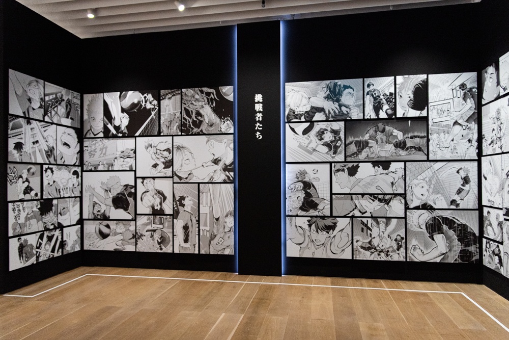 上を向き続けることでしか辿り着かない“頂の景色”──直筆原稿や本展描きおろしイラストで「挑戦の物語」を振り返る「古舘春一　ハイキュー!!展　挑戦者たち」フォトレポート-1