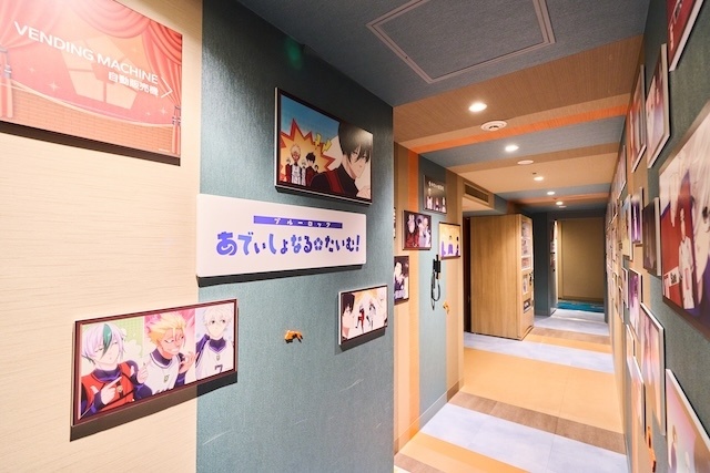 ▲自動販売機エリアにはミニアニメ「ブルーロック あでぃしょなる・たいむ!」の名場面写真が!