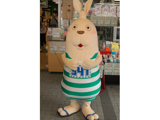 コトブキヤ店頭に『ウサビッチ』のプーチンが登場！　記念撮影会は大盛り上がり！-1