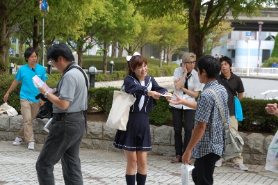 【TGS2009】制服姿の彼女たちが、あなたへの想いを込めたラブレターを手渡し！　『ラブプラス』駅前サプライズお渡しイベントを紹介！-2