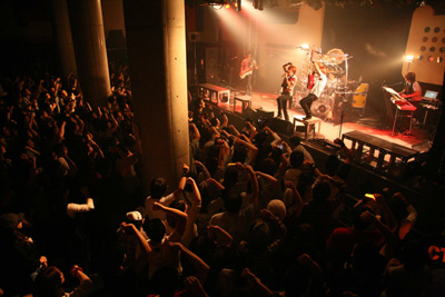 サイキックラバーが2ndアルバム発売記念のワンマンライブ『PYSCHIC LOVER LIVE 2009-LET’S TRY TOGETHER-』を開催。熱く盛り上がったステージをレポート！の画像-4