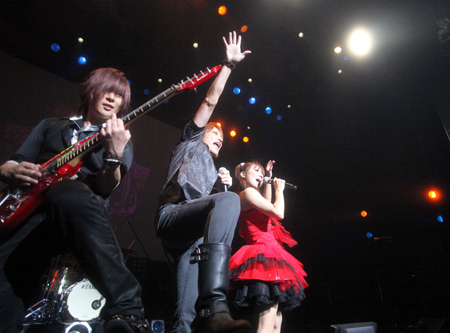 彩音さんが東名阪ツアー『Ayane Live Tour 2009』の追加公演を赤坂BLITZで開催！　豪華ゲストも出演した自身最大のライブは大成功!!の画像-9