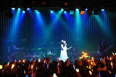ELISAさんが2ndライブ『歌ってELISA先生！ EBISUでデきるモン！』を開催。2010年1月20日には2ndアルバム『Rouge Adolescence』をリリース！