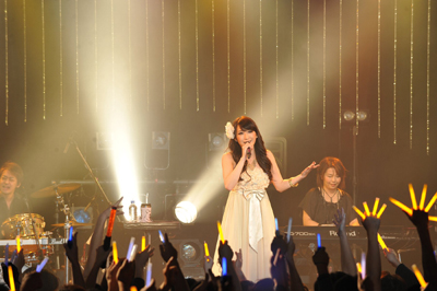ELISAさんが2ndライブ『歌ってELISA先生！ EBISUでデきるモン！』を開催。2010年1月20日には2ndアルバム『Rouge Adolescence』をリリース！-2