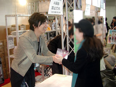 「コミックマーケット77」のフロンティアワークスブースで小西克幸さんのお渡し会開催！　サプライズゲストに劇場版『ヘタリア』の宣伝大使・高坂篤志さん登場！！-2