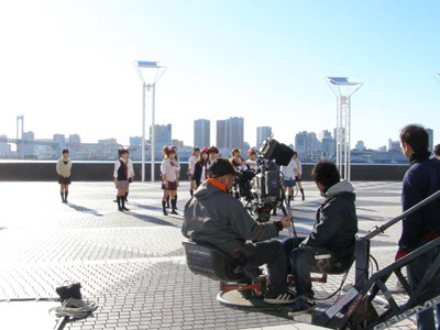 話題の『仮面ライダーW』で女子高生情報屋を演じている板野友美さん、河西智美さんが新挿入歌を3月にリリース！そのMV撮影現場をレポートだっ！！