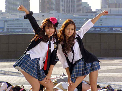 話題の『仮面ライダーW』で女子高生情報屋を演じている板野友美さん、河西智美さんが新挿入歌を3月にリリース！そのMV撮影現場をレポートだっ！！
