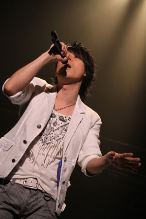 初の単独ワンマンツアーとなった『鈴村健一1stLiveTour2010“Becoming”』ファイナルとなったSHIBUYA-AX追加公演をレポート――「僕は一足早く2010年を迎えていたのかも？」-3