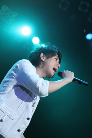 初の単独ワンマンツアーとなった『鈴村健一1stLiveTour2010“Becoming”』ファイナルとなったSHIBUYA-AX追加公演をレポート――「僕は一足早く2010年を迎えていたのかも？」-4