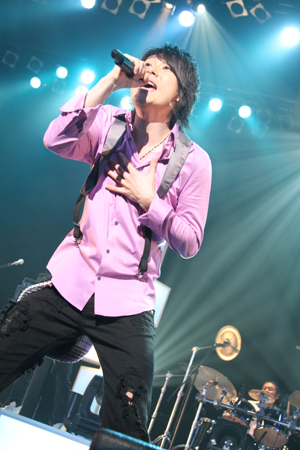 初の単独ワンマンツアーとなった『鈴村健一1stLiveTour2010“Becoming”』ファイナルとなったSHIBUYA-AX追加公演をレポート――「僕は一足早く2010年を迎えていたのかも？」-6