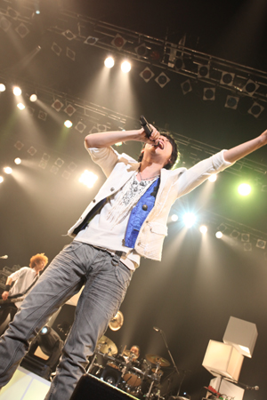初の単独ワンマンツアーとなった『鈴村健一1stLiveTour2010“Becoming”』ファイナルとなったSHIBUYA-AX追加公演をレポート――「僕は一足早く2010年を迎えていたのかも？」-10