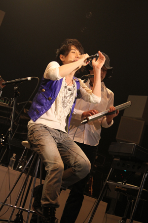 初の単独ワンマンツアーとなった『鈴村健一1stLiveTour2010“Becoming”』ファイナルとなったSHIBUYA-AX追加公演をレポート――「僕は一足早く2010年を迎えていたのかも？」-11