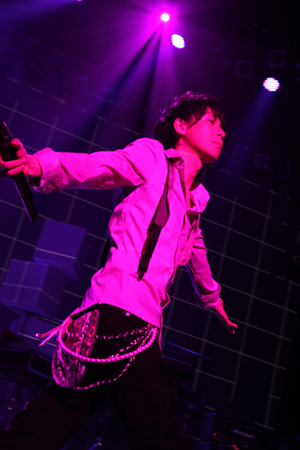 初の単独ワンマンツアーとなった『鈴村健一1stLiveTour2010“Becoming”』ファイナルとなったSHIBUYA-AX追加公演をレポート――「僕は一足早く2010年を迎えていたのかも？」-14