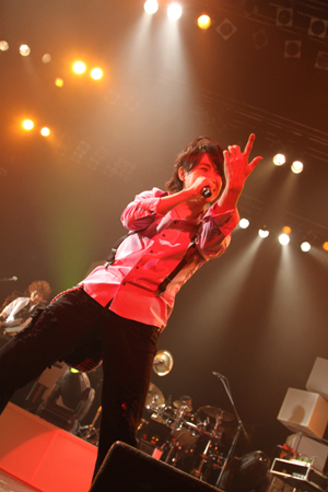 初の単独ワンマンツアーとなった『鈴村健一1stLiveTour2010“Becoming”』ファイナルとなったSHIBUYA-AX追加公演をレポート――「僕は一足早く2010年を迎えていたのかも？」-16