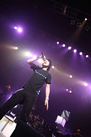 初の単独ワンマンツアーとなった『鈴村健一1stLiveTour2010“Becoming”』ファイナルとなったSHIBUYA-AX追加公演をレポート――「僕は一足早く2010年を迎えていたのかも？」-17