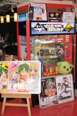 「あたしのくじをひけーっ！」大人気『一番くじプレミアム 劇場版マクロスF～イツワリノウタヒメ～』プラボ中野での販売風景を紹介――シェリルとランカのコスプレイヤー写真も大量掲載！-2