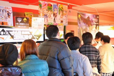 「あたしのくじをひけーっ！」大人気『一番くじプレミアム 劇場版マクロスF～イツワリノウタヒメ～』プラボ中野での販売風景を紹介――シェリルとランカのコスプレイヤー写真も大量掲載！-3