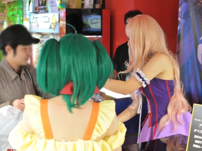 「あたしのくじをひけーっ！」大人気『一番くじプレミアム 劇場版マクロスF～イツワリノウタヒメ～』プラボ中野での販売風景を紹介――シェリルとランカのコスプレイヤー写真も大量掲載！-4