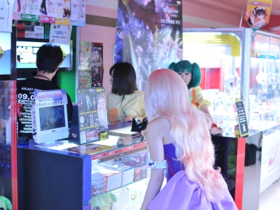 「あたしのくじをひけーっ！」大人気『一番くじプレミアム 劇場版マクロスF～イツワリノウタヒメ～』プラボ中野での販売風景を紹介――シェリルとランカのコスプレイヤー写真も大量掲載！-8