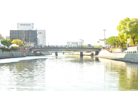 【マチ★アソビ】橋の裏に広がる『空の境界』などの巨大絵の数々を目撃！　船で楽しむ「橋の下美術館」をフォトレポート！-2