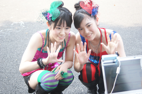 ゆいかおりが東京都内でまたまたゲリラライブ！「ゆいかおり『VIVIVID PARTY！』発売記念！東京都内で踊ってみた♪キャンペーン」レポート！真夏の空の下で少女達は踊る-4