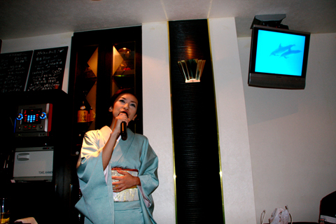 デビュー5周年記念イベントでSuaraさんがスナックのママに!?2日間限定の夢のイベントが実現!-3