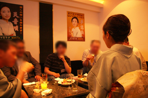 デビュー5周年記念イベントでSuaraさんがスナックのママに!?2日間限定の夢のイベントが実現!-4