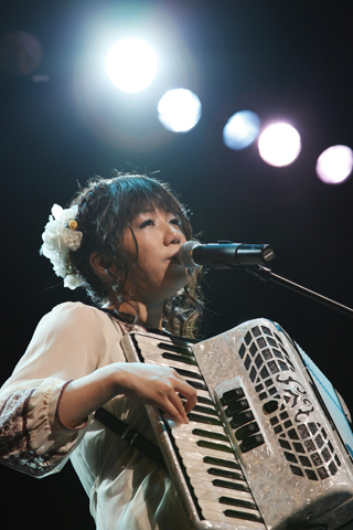 霜月はるかさんがバースデーに音楽ヒストリーを振り返るライブを開催！『Haruka Shimotsuki Original Acoustic Live 2010～シモツキン収穫祭～』レポート-1