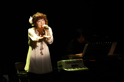 霜月はるかさんがバースデーに音楽ヒストリーを振り返るライブを開催！『Haruka Shimotsuki Original Acoustic Live 2010～シモツキン収穫祭～』レポート-2