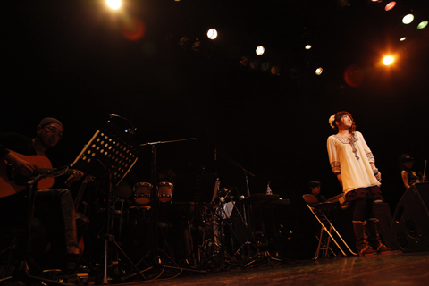 霜月はるかさんがバースデーに音楽ヒストリーを振り返るライブを開催！『Haruka Shimotsuki Original Acoustic Live 2010～シモツキン収穫祭～』レポート-3