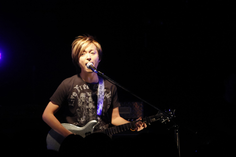 斎賀みつきfeat.JUST 3rd.LIVE『Just go ahead！』が開催！2011年1月27日リリースの新曲「Voice」を披露!!　-3