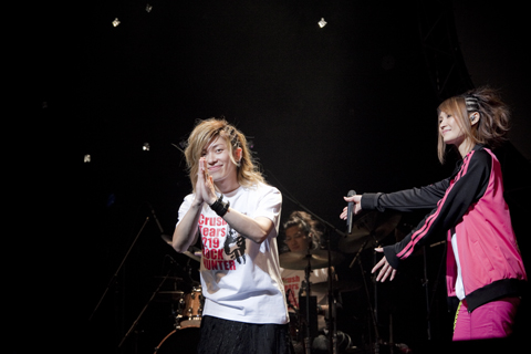 Crush Tearsが単独初ホールライブを敢行――“Crush Tears Second Live 『1219 ROCK HUNTER』”その激烈なるまでの絶頂感をレポートだっ！-3