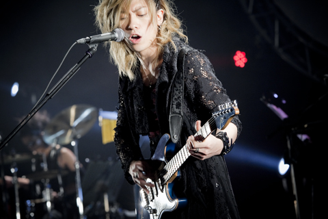 Crush Tearsが単独初ホールライブを敢行――“Crush Tears Second Live 『1219 ROCK HUNTER』”その激烈なるまでの絶頂感をレポートだっ！-4