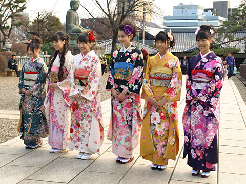 ももいろクローバーが更なる飛躍を願って激キュート振袖で護国寺初詣――2011年は「アイドルの枠を超えたみんな驚くアクロバットを披露します！」-1