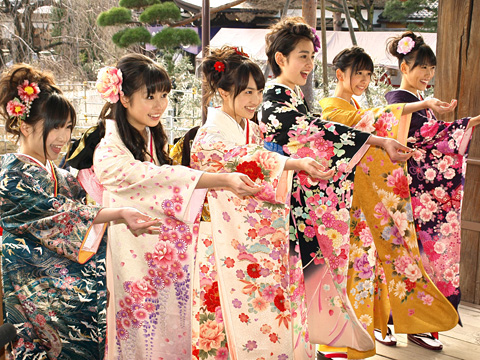 ももいろクローバーが更なる飛躍を願って激キュート振袖で護国寺初詣――2011年は「アイドルの枠を超えたみんな驚くアクロバットを披露します！」-2