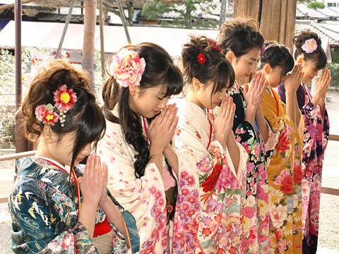 ももいろクローバーが更なる飛躍を願って激キュート振袖で護国寺初詣――2011年は「アイドルの枠を超えたみんな驚くアクロバットを披露します！」-3
