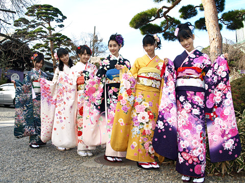 ももいろクローバーが更なる飛躍を願って激キュート振袖で護国寺初詣――2011年は「アイドルの枠を超えたみんな驚くアクロバットを披露します！」-5