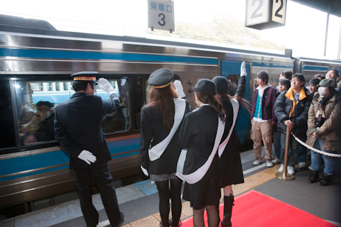 【マチ★アソビ】Kalafinaの歌声が雪を呼んだ!?　一日駅長や野外ライブなどKalafinaの一日をレポート！-17