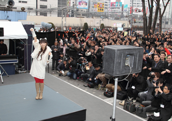 堀江由衣さん新曲初披露ゲリラライブレポート――新宿駅前に「ほっちゃーん！」の掛け声が響き、会場は熱気の渦に包まれた！