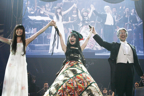 「NANA MIZUKI LIVE GRACE 2011 -ORCHESTRA-」常に挑戦し続ける歌姫・水樹奈々が今度はフルオーケストラとコラボ――圧倒的なボーカルと壮大なハーモニーが織り成す魅惑のステージをレポート！-1