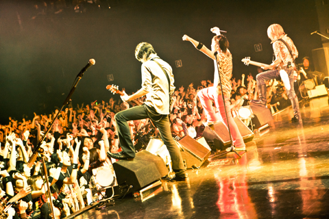 6年目は再スタートでさらなる飛躍へ――ZEPPを揺るがせた超弩級のロックスピリットを誌上に再現『GRANRODEO LIVE TOUR 2011　REACH FOR THE BULLET』渾身レポだっ！-5