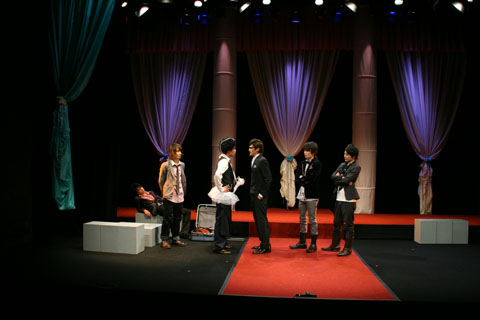様々な個性を持った7人の男の子が織り成す、舞台『プリンスセブン-フツーの王子をぶっとばせ！！-』ゲネプロの模様をお届け！