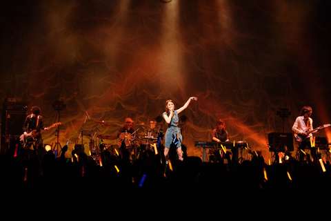 歌姫・ELISAがパワー全開でファンと絆を深めたライブ『ELISA LIVE TOUR 2011 ～Birth of my Lasei～』ファイナル公演をレポート！